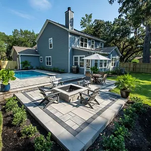  Holiday home Luxury House W/ Backyard Oasis. Heated Pool.
